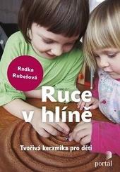 Ruce v hlíně 